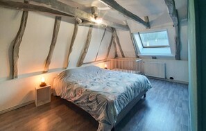 3 bedrooms, iron/ironing board, travel crib, free WiFi - Awesome home in Cenac-Et-Saint-Julien (Cenac-Et-Saint-Julien)