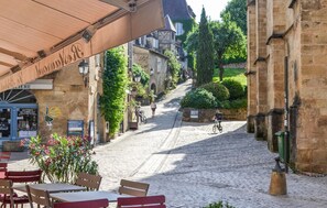 Outdoor dining - Awesome home in Cenac-Et-Saint-Julien (Cenac-Et-Saint-Julien)