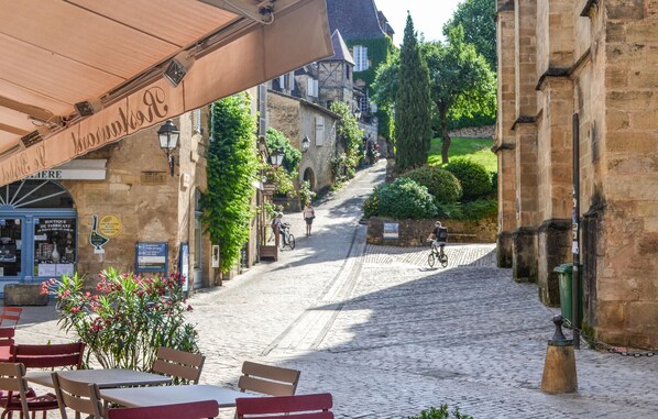 Outdoor dining - Awesome home in Cenac-Et-Saint-Julien (Cenac-Et-Saint-Julien)