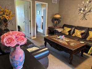 Smart-TV, Videospiele, DVD-Player, Tischtennisplatte