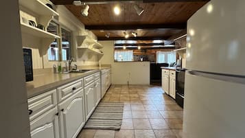 冰箱、微波炉、烤箱、炉灶