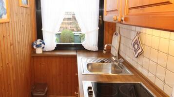 KĂŒhlschrank, Herdplatte, Wasserkocher mit Kaffee-/Teezubehör