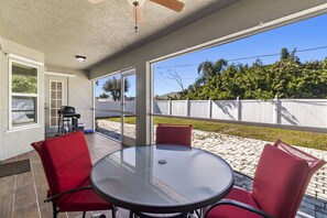 Outdoor dining - Port Charlotte Haven: 4BR/2BA Retreat
 (Port Charlotte)