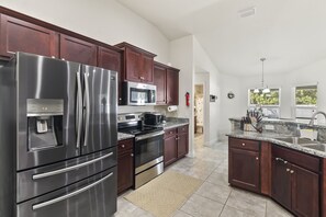 冷蔵庫、電子レンジ、オーブン、コンロ