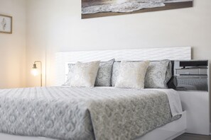 4 室のベッドルーム、デスク、アイロン / アイロン台、WiFi (無料)