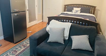 Cool and Calm neighbourhood. Minutes away from everything. groceries, you want