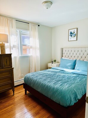 3 bedrooms, desk, iron/ironing board, WiFi - 3BR/1ba apt; fully furnished and equipped; in Forest Park (Forest Park)