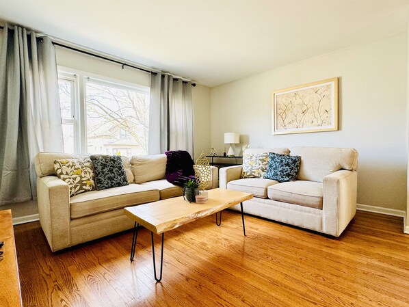 Smart TV - 3BR/1ba apt; fully furnished and equipped; in Forest Park (Forest Park)
