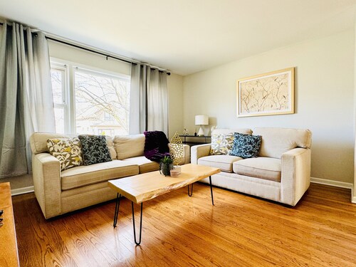 3BR/1ba apt; fully furnished and equipped; in Forest Park