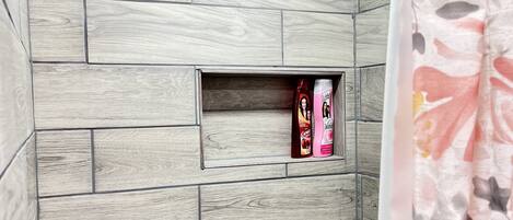 Haartrockner, Handtücher, Seife, Toilettenpapier