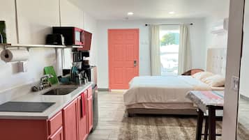 Réfrigérateur, micro-ondes, cafetiÚre/bouilloire, grille-pain