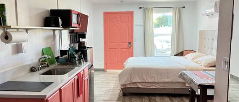 Frigorífico, microondas, cafetera o tetera y tostadora