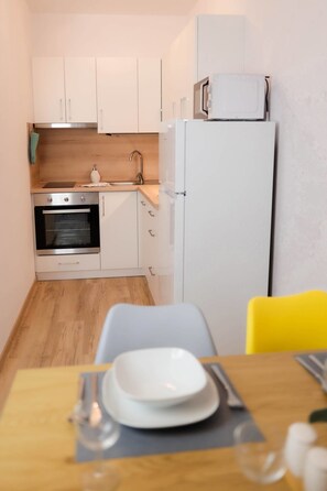 Kühlschrank, Mikrowelle, Ofen, Geschirrspüler
