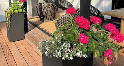 The Seedling - outdoor gas fireplace, hot tub & grill near shops & trails