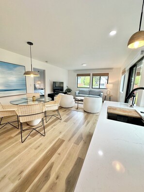 تلفزيون ذكي، مدفأة، تنس طاولة