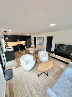 Smart TV, fireplace, ping pong - The Seedling - outdoor gas fireplace, hot tub & grill near shops & trails (Juneau)