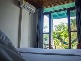 Minibar y ropa de cama