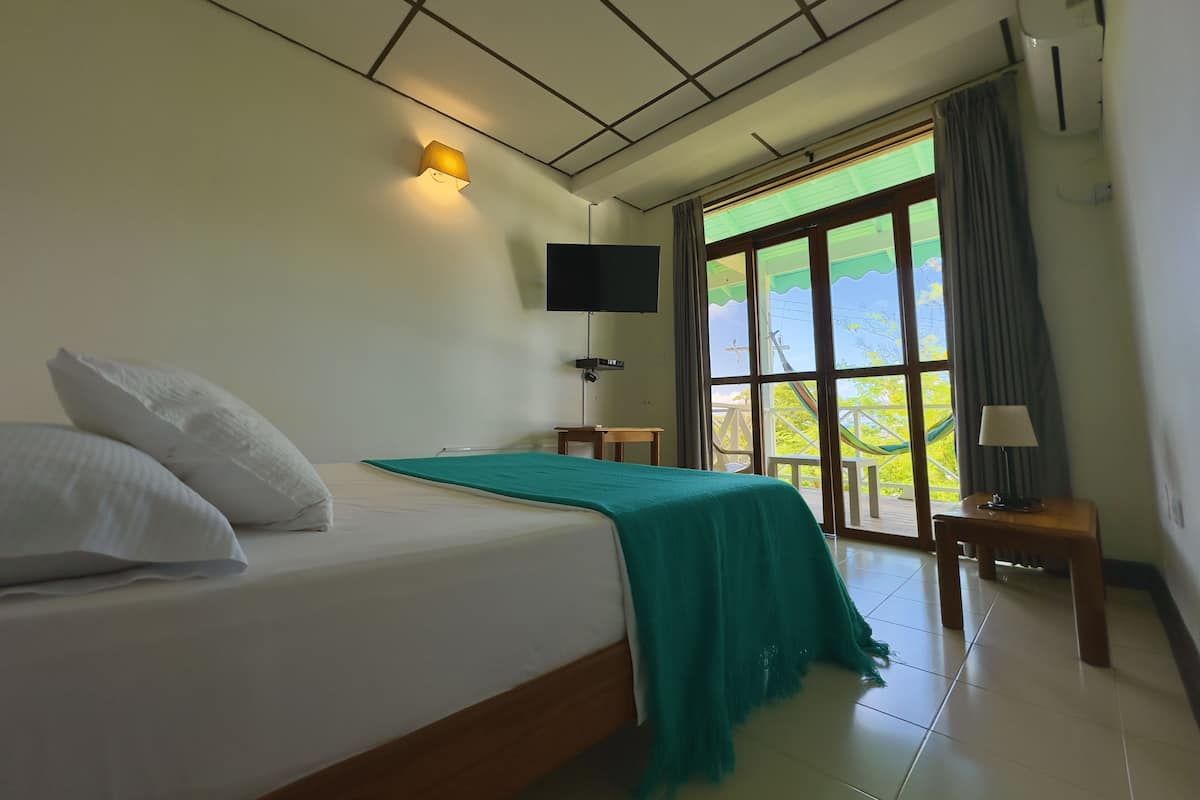 Comfort driepersoonskamer, meerdere bedden | 1 slaapkamer, een minibar, beddengoed