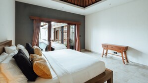 Un dormitorio moderno con una cama grande, una mesita de noche de madera y vistas a una zona de piscina a través de un ventanal corredero.