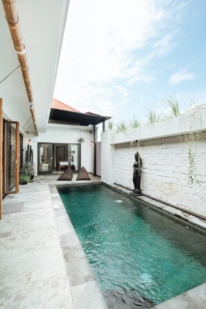 Outdoor pool, pool umbrellas, pool loungers - Villa Clove Cemagi (Cemagi)