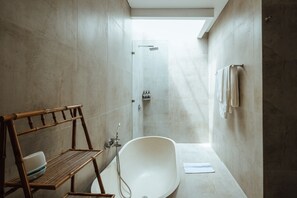 Villa | Salle de bain | Baignoire et douche séparées, douche cascade