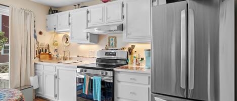 Coffee/tea maker, fridge, microwave, oven