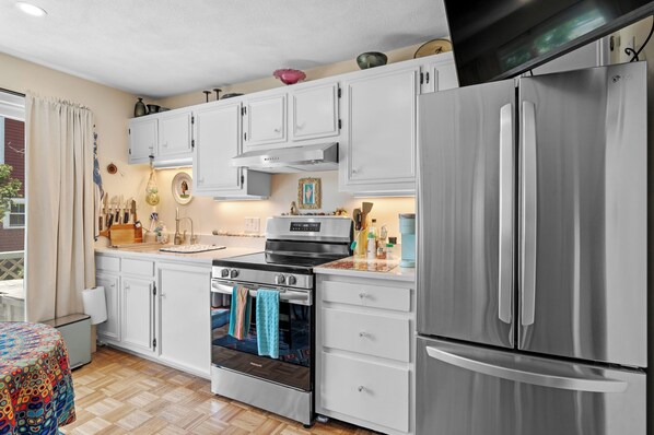 Coffee/tea maker, fridge, microwave, oven