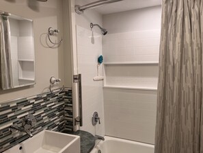 Asciugacapelli, asciugamani, sapone, shampoo