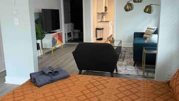 Escritorio, tabla de planchar con plancha, wifi y ropa de cama