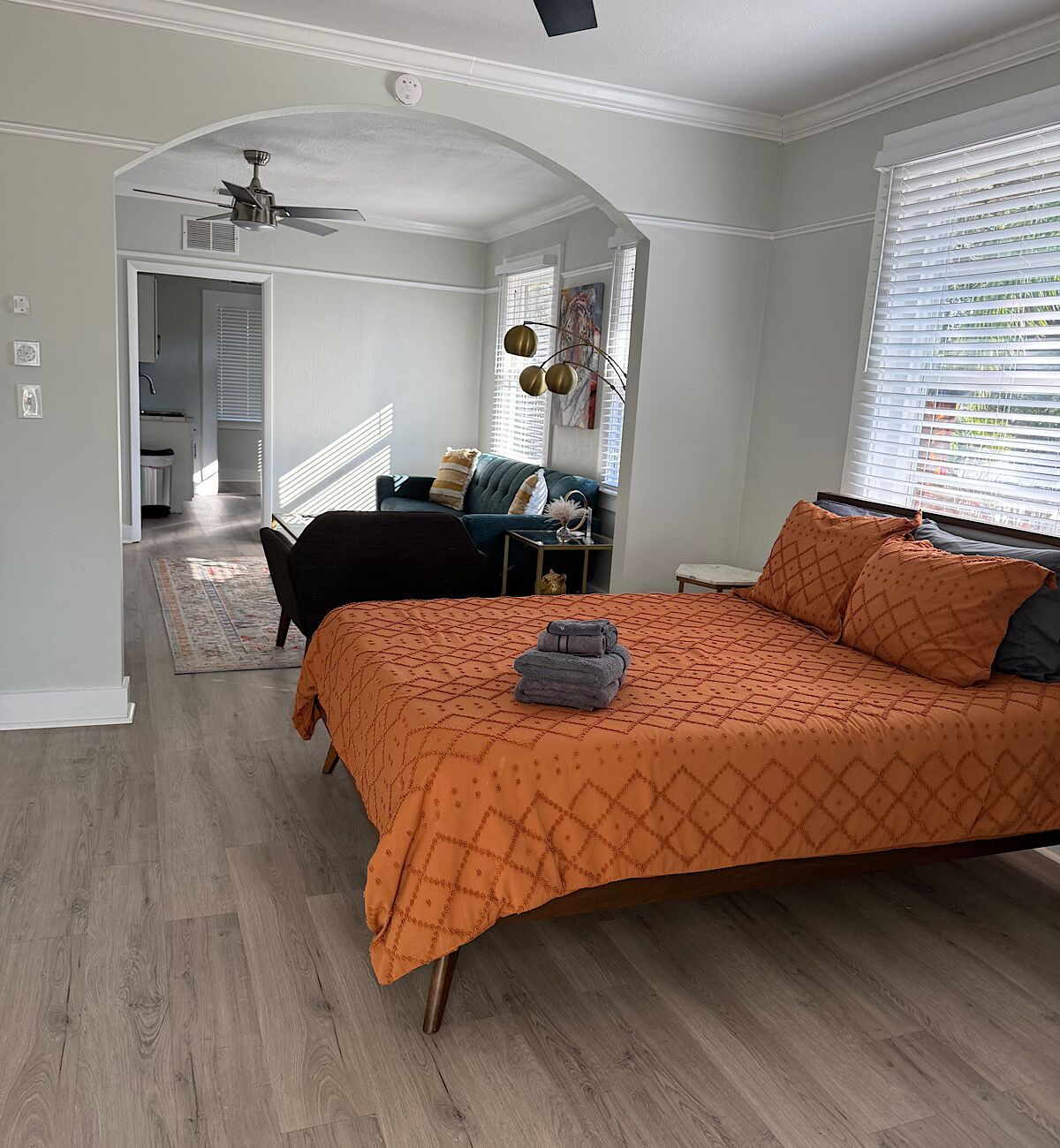 デスク、アイロン / アイロン台、WiFi、ベッド  シーツ