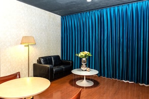 Flat-screen TV, fireplace, heated floors