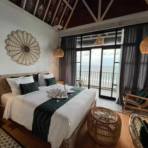 A hotel room with a large bed, a view of the sea, and a balcony. - The sagara villa (Penida Island)