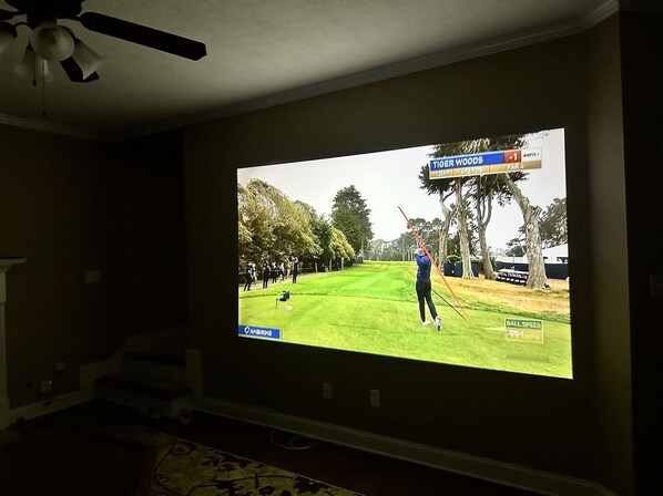 A television displaying a golf game with a score of -1, a par of 4, and a ball speed of 93 MPH.
