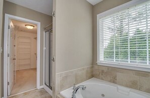 Jetted tub, hair dryer, bidet, towels