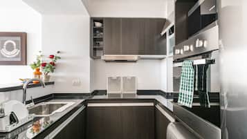 Réfrigérateur, micro-ondes, four, plaque de cuisson