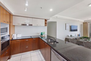 Refrigerador, microondas, horno, placa de cocina