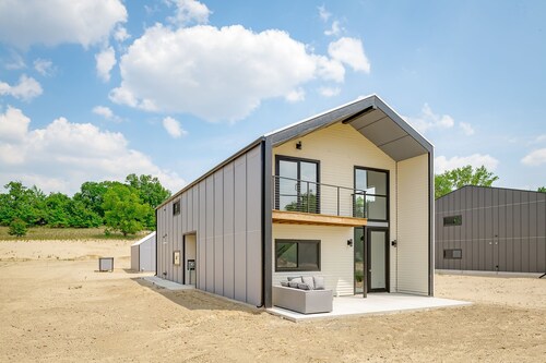 Stunning Retreat in SW Michigan! Just minutes away from wineries and breweries.