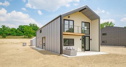 Stunning Retreat in SW Michigan! Just minutes away from wineries and breweries.