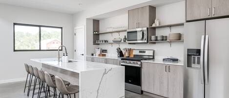 Kühlschrank, Mikrowelle, Ofen, Herdplatte