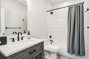 Shower, hair dryer, towels, soap - Stunning Retreat in SW Michigan! Just minutes away from wineries and breweries. (Stevensville)