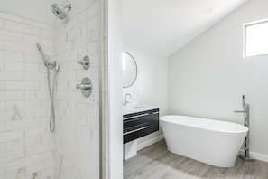Shower, hair dryer, towels, soap - Stunning Retreat in SW Michigan! Just minutes away from wineries and breweries. (Stevensville)