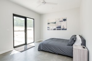 5 bedrooms, travel crib, WiFi, bed sheets