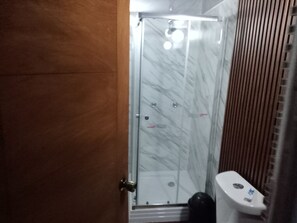 Bathtub, towels, soap, shampoo