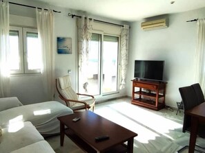 3 soverom, strykejern/-brett, internettilgang og sengetøy