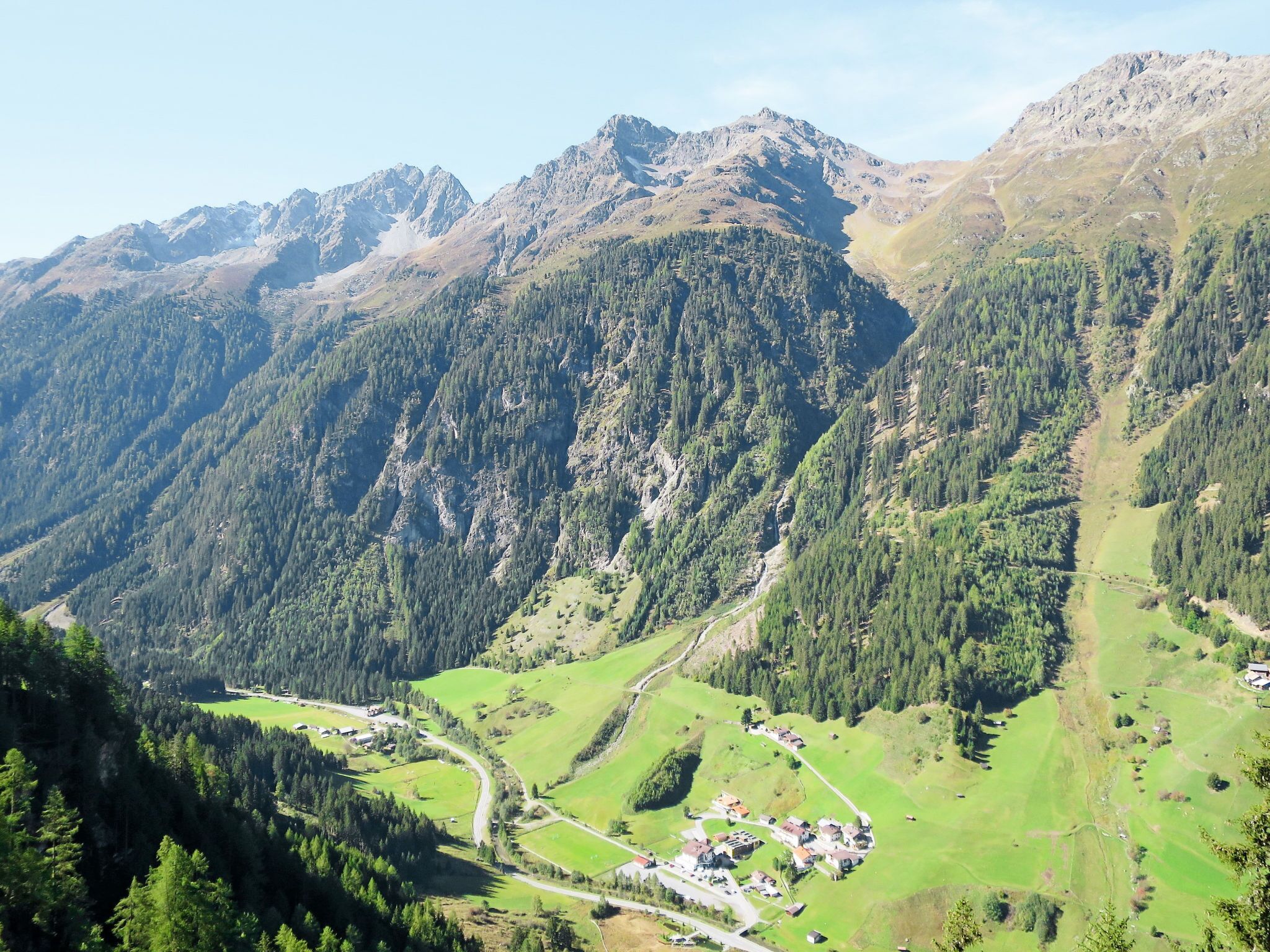 Un paysage montagneux avec un petit village niché dans une vallée.