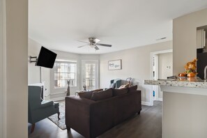 Living room - Center City Charm, the Place to Meet all of Your Needs (Huntsville)