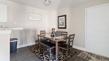 Apartment, 2 Bedrooms, Patio | Dining room