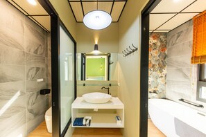 Habitación cuádruple familiar | Baño | Artículos de higiene personal gratuitos, secador de pelo y zapatillas