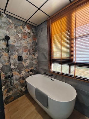 Chambre quadruple familiale | Salle de bain | Articles de toilette (gratuits), séchoir à cheveux, pantoufles, bidet