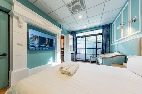Deluxe Room | Laptop workspace, soundproofing, free WiFi